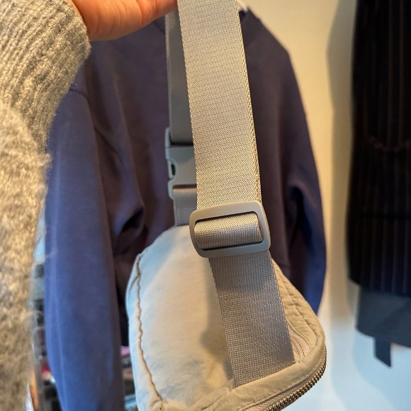 OG Lululemon Wear Everywhere Belt Bag Silver Drop - Picture 4 of 4